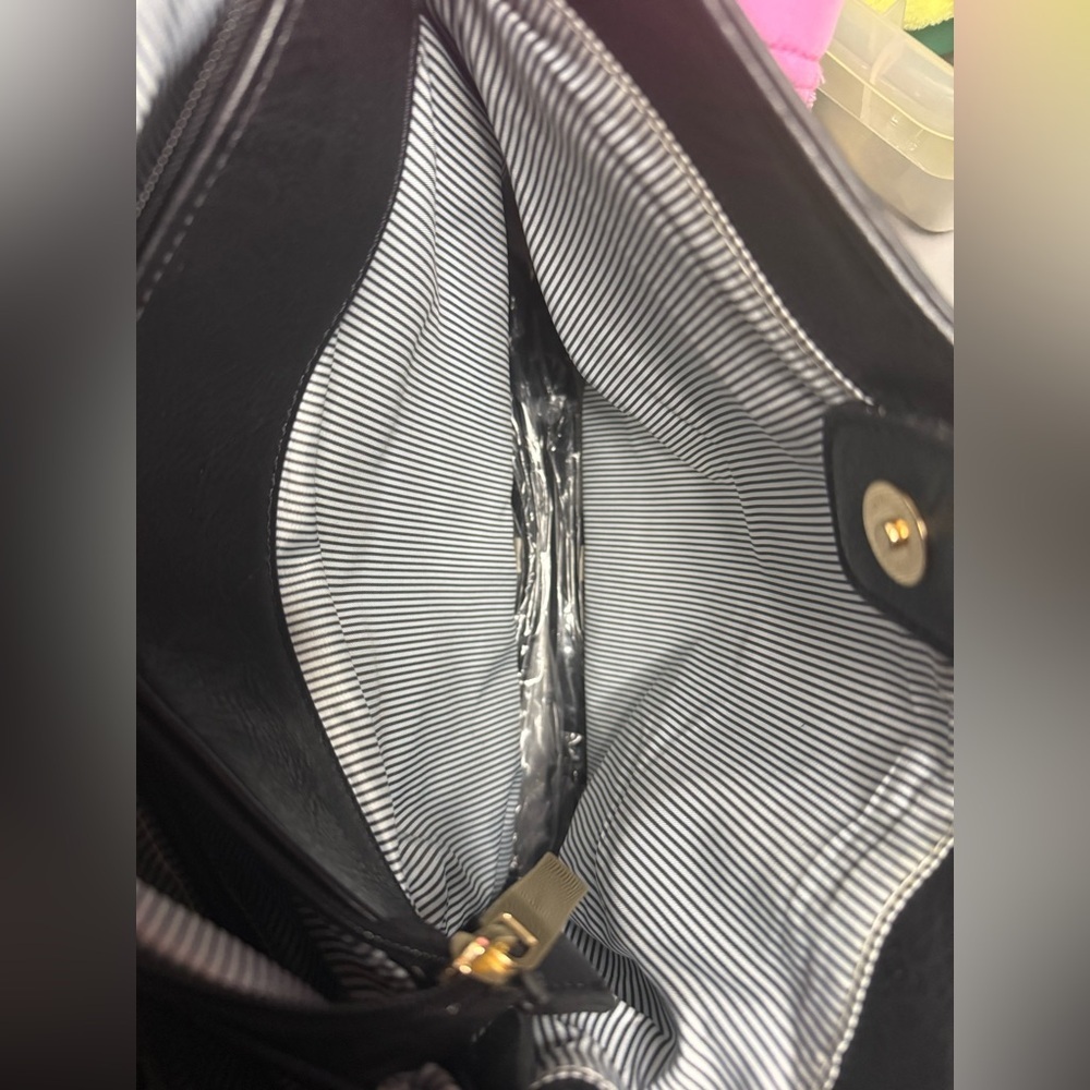 Elegant Black Leather Shoulder Bag With Strap - Picture 5 of 7